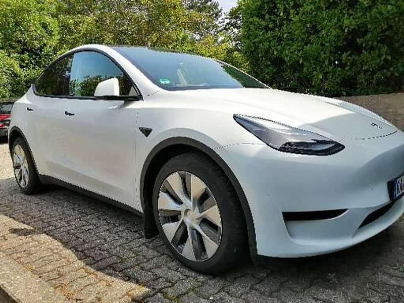 Weiß Gebraucht 2023 Tesla Model Y RWD SUV | 34.500 € (Fairer Preis) - Bild 1/4