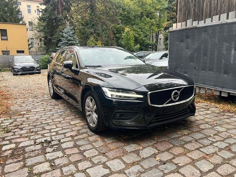 Onyx black / metallic Gebraucht 2019 Volvo V60 Momentum Kombi | 16.700 € (Guter Preis) - Bild 1/4