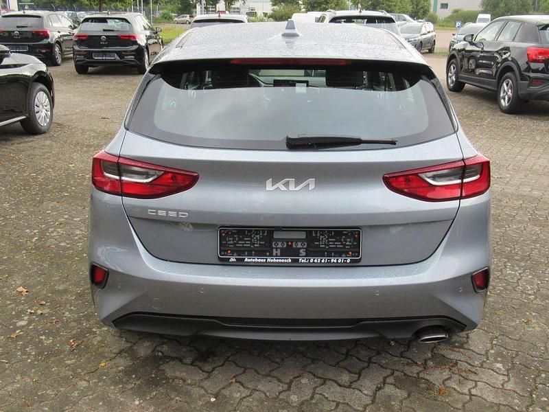 Neu Kia Ceed Vision 140 PS (102 kW) 2025 Silber Kleinwagen