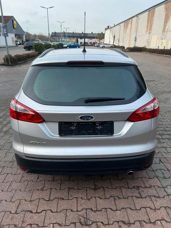 Gebraucht Ford Focus Trend 116 PS (85 kW) 2011 Silber Kombi