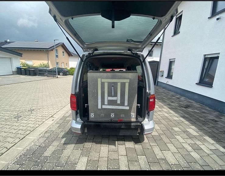 Silber Gebraucht 2018 VW Caddy Maxi Van / Kleinbus | 23.000 € (Teuer) - Bild 1/4