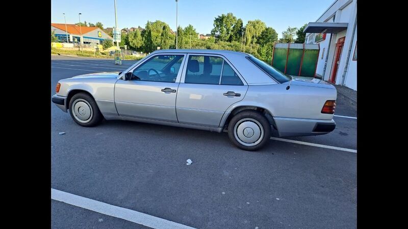Silber Gebraucht 1991 Mercedes E200 Limousine | 4.500 € - Bild 1/4