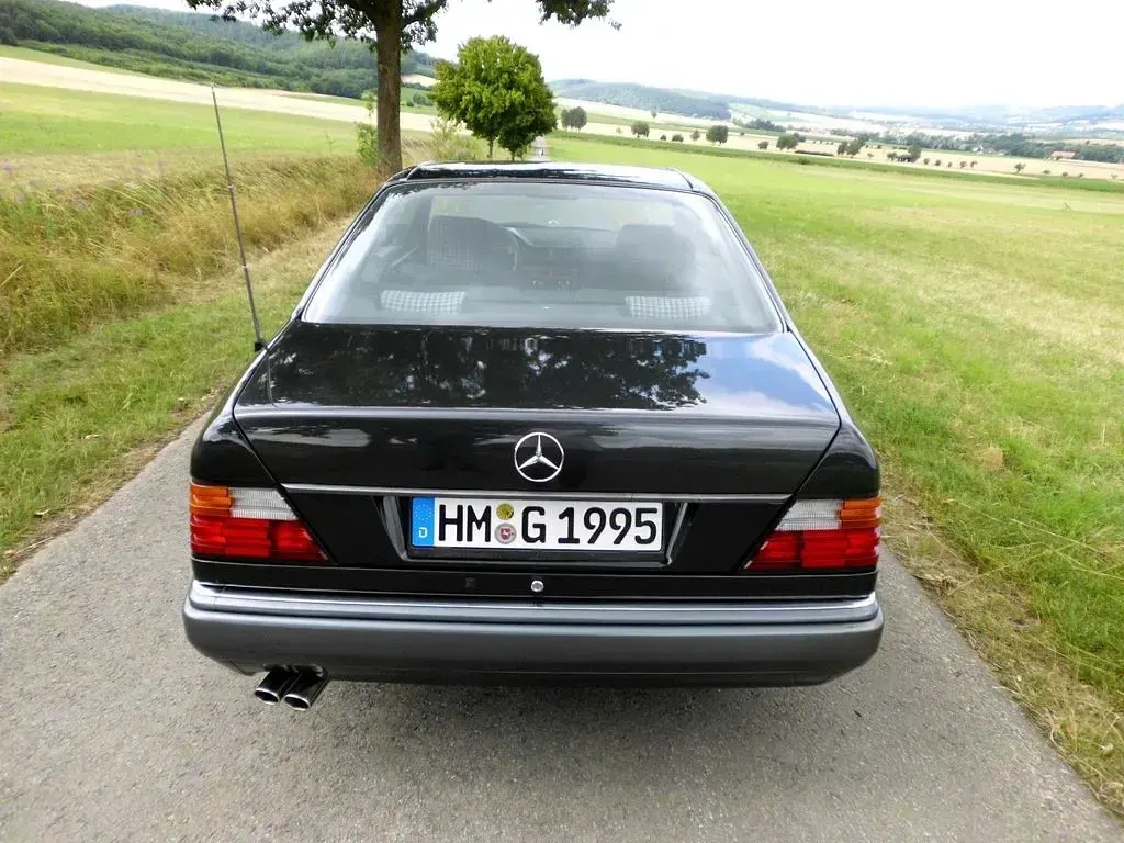 Gebraucht Mercedes E220 150 PS (110 kW) 1995 Schwarz Coupé