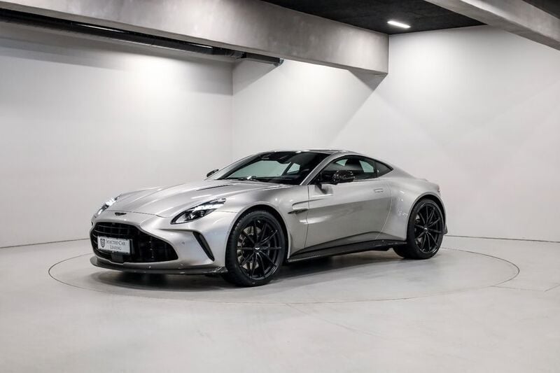 Silber Gebraucht 2024 Aston Martin V8 Vantage Coupé | 219.995 € - Bild 1/4