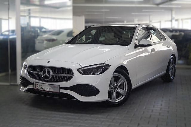 Weiß Gebraucht 2022 Mercedes C200 Avantgarde Limousine | 31.990 € (Etwas zu teuer) - Bild 1/4