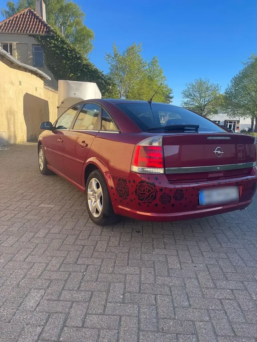 Second-hand Opel Vectra 155 CP (114 kW) 2006 Roșu Berlinǎ