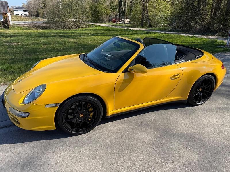 Gelb Gebraucht 2005 Porsche 911 Carrera 4 Cabriolet Cabrio | 49.000 € - Bild 1/4
