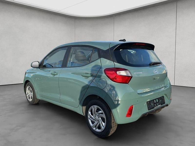 Neu Hyundai i10 Select 63 PS (46 kW) 2025 Mangrove green mineraleffekt Kleinwagen