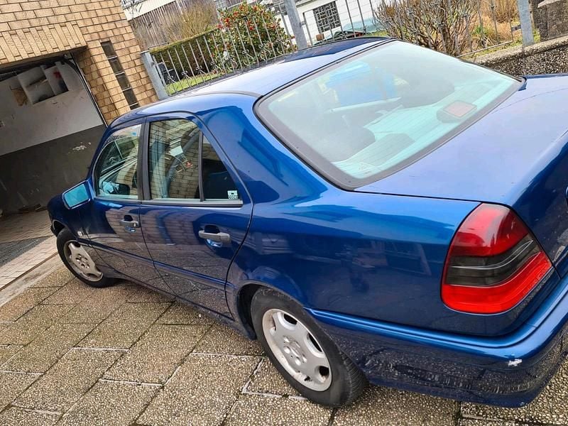 Gebraucht Mercedes C180 122 PS (89 kW) 2000 Blau Limousine