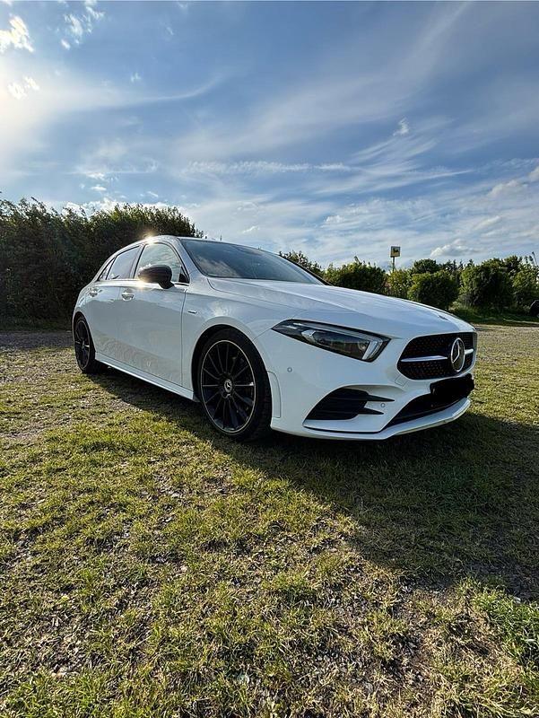 Weiß Gebraucht 2019 Mercedes A220 AMG line Limousine | 27.450 € (Etwas zu teuer) - Bild 1/4