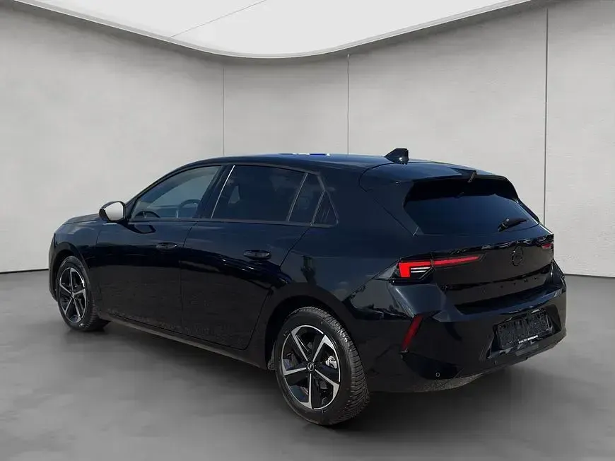 Gebraucht Opel Astra 131 PS (96 kW) 2025 Schwarz Kleinwagen