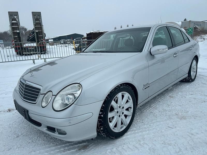 Silber Gebraucht 2005 Mercedes E220 Limousine | 3.600 € (Fairer Preis) - Bild 1/4