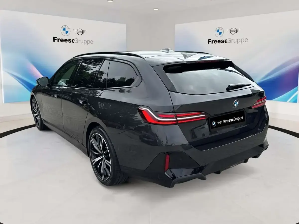 Gebraucht BMW 520 M Sport 197 PS (144 kW) 2025 Silber Kombi