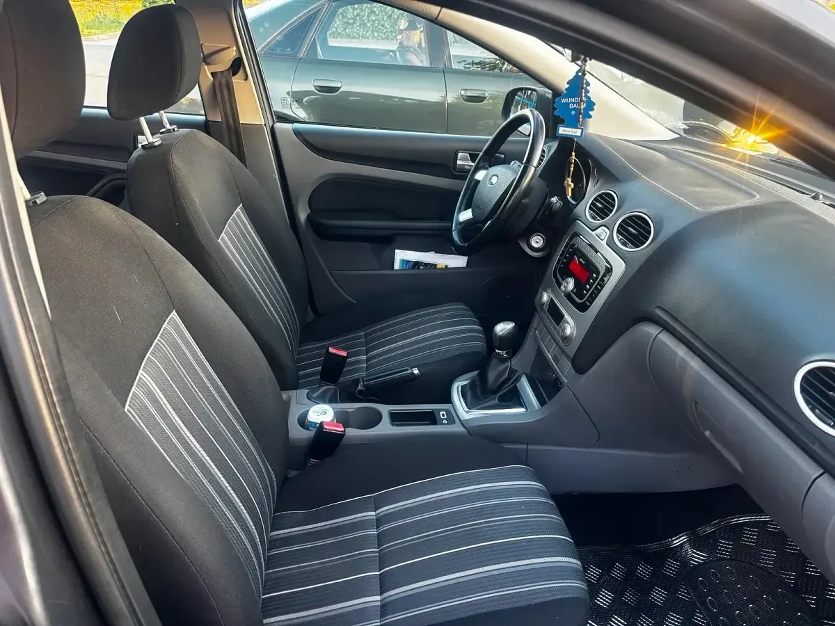 Gebraucht Ford Focus 101 PS (74 kW) 2011 Grau Limousine