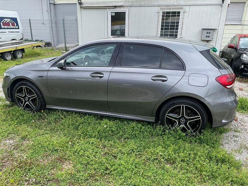 Gebraucht Mercedes A250 Edition 160 PS (117 kW) 2021 Grau Limousine