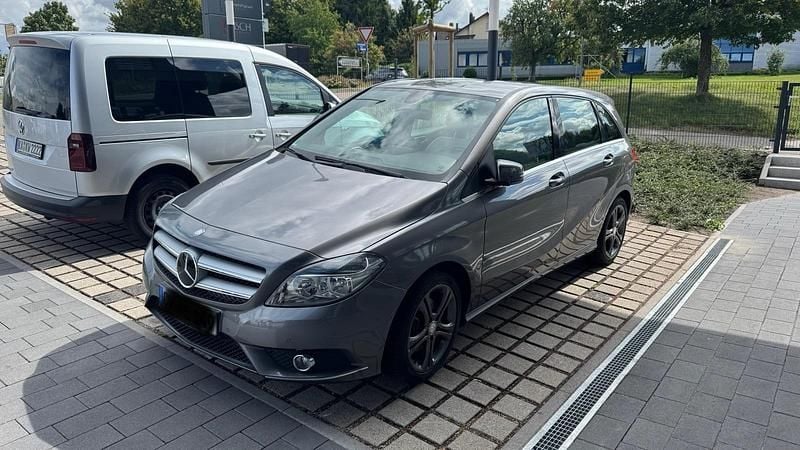 Silber Gebraucht 2014 Mercedes B200 Van / Kleinbus | 16.500 € - Bild 1/4