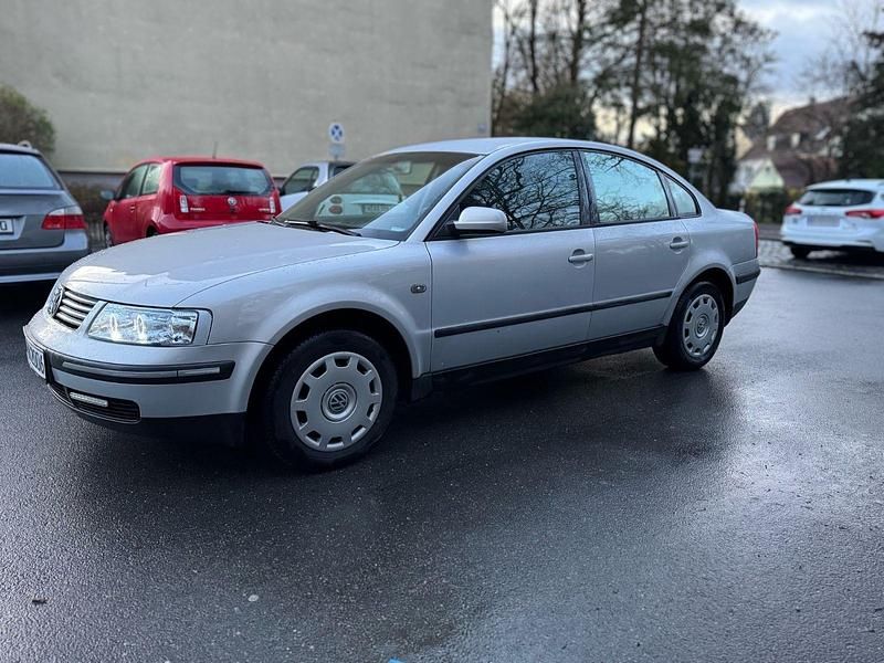 Usata VW Passat 116 CV (85 kW) 2000 Argento Berlina