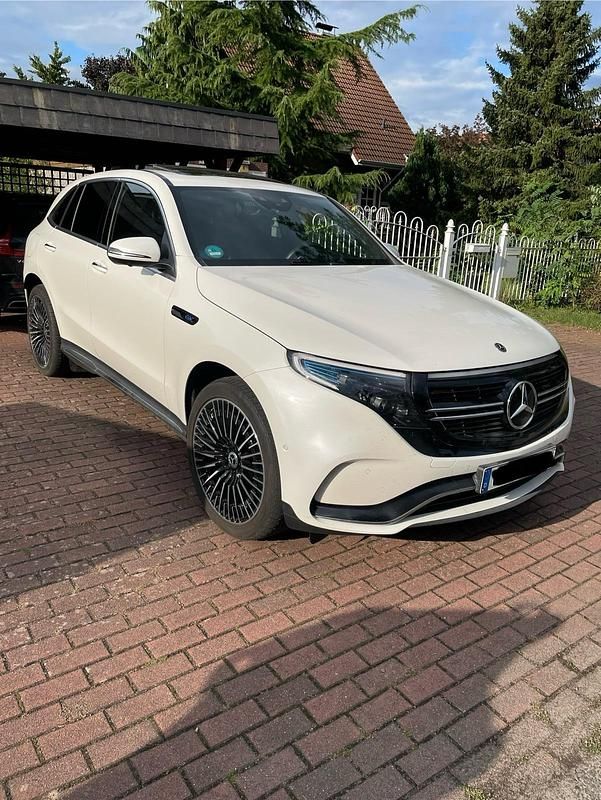 Weiß Gebraucht 2021 Mercedes EQC400 AMG line SUV | 38.500 € (Etwas zu teuer) - Bild 1/4