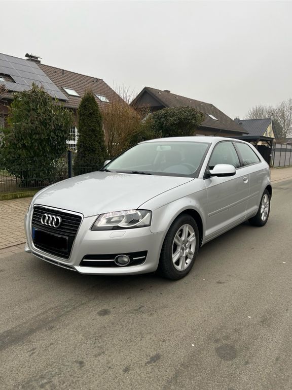 Silber Gebraucht 2011 Audi A3 Ambition Limousine | 6.999 € (Fairer Preis) - Bild 1/4