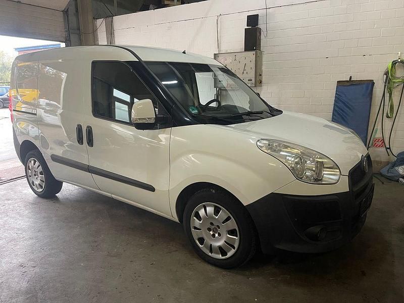 Weiß Gebraucht 2011 Fiat Doblò Van / Kleinbus | 5.499 € (Fairer Preis) - Bild 1/4