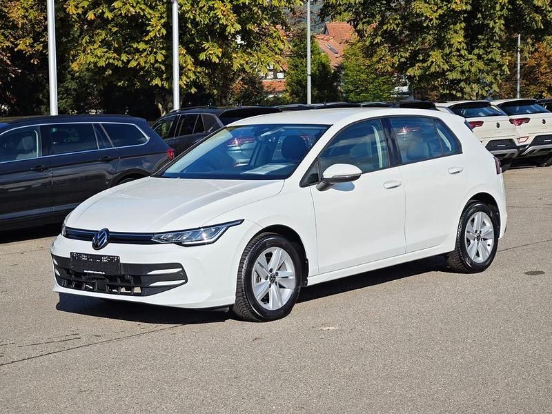 Weiß Gebraucht 2024 VW Golf VIII Life Limousine | 22.700 € (Guter Preis) - Bild 1/4