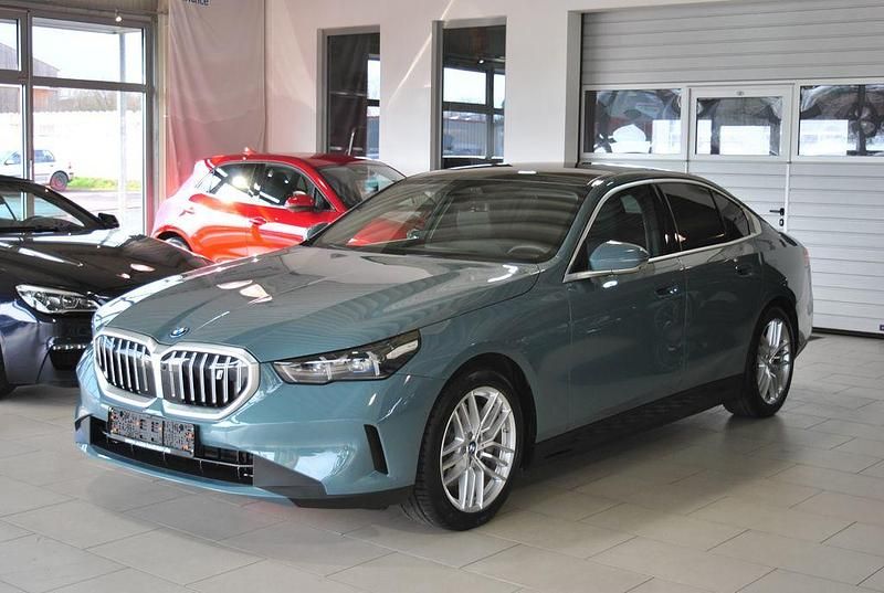 Grün Gebraucht 2024 BMW i5 Sport Line Limousine | 51.300 € - Bild 1/4