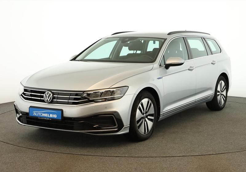 Scale silver metallic Gebraucht 2022 VW Passat GTE Kombi | 21.380 € (Superpreis) - Bild 1/4