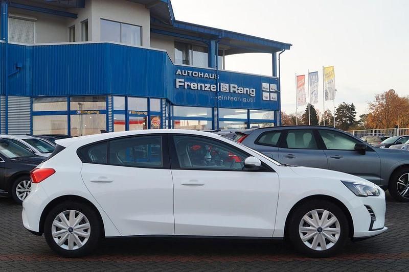 Gebraucht Ford Focus 101 PS (74 kW) 2020 Weiß Limousine