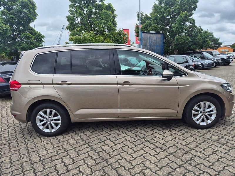 Gebraucht VW Touran Highline 150 PS (110 kW) 2018 Titanium beige Van / Kleinbus