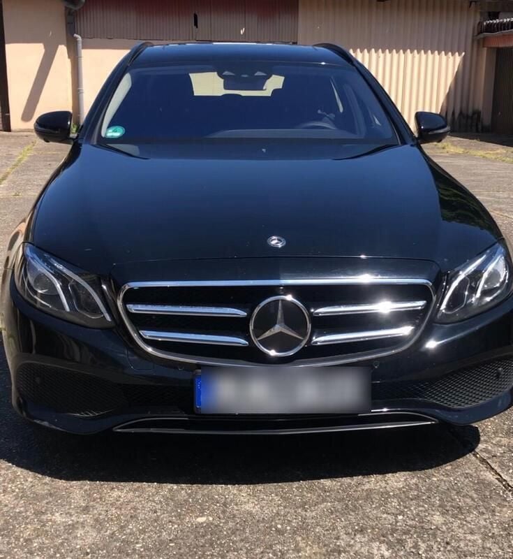 Schwarz Gebraucht 2017 Mercedes 220 Kombi | 22.000 € - Bild 1/4