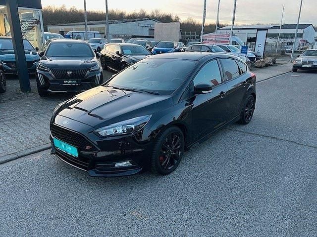 Schwarz Gebraucht 2018 Ford Focus ST Limousine | 16.999 € (Fairer Preis) - Bild 1/4