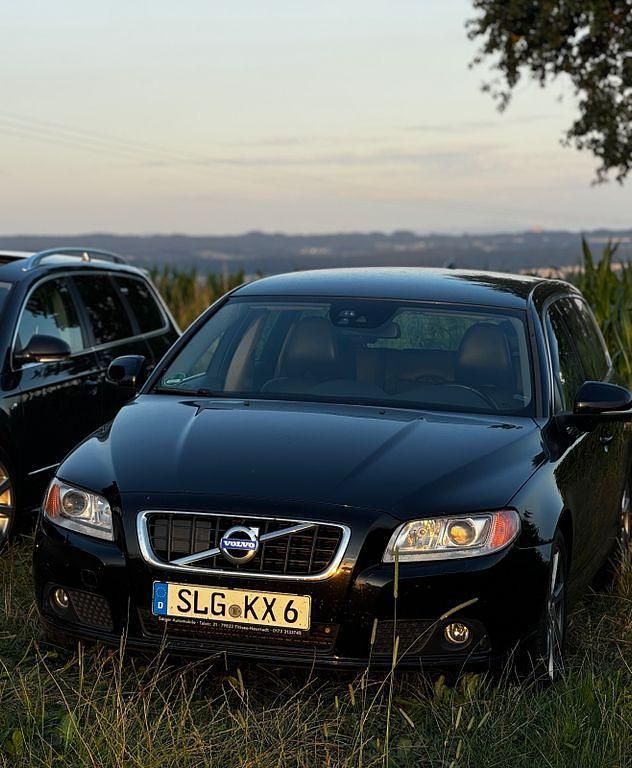 Schwarz Gebraucht 2013 Volvo V70 Momentum Kombi | 7.790 € (Fairer Preis) - Bild 1/4
