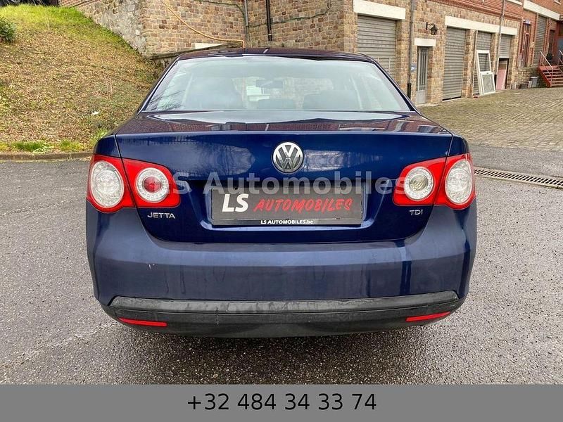 Gebraucht VW Jetta 105 PS (77 kW) 2006 Blau Limousine