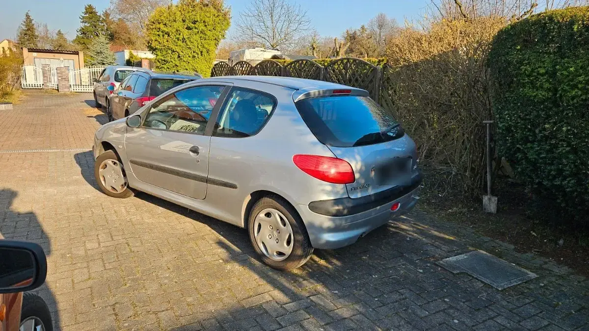 Używany Peugeot 206 75 KM (55 kW) 2001 Szary Sedan/Limuzyna