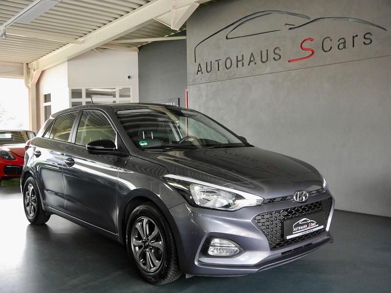 Grau Gebraucht 2020 Hyundai i20 Advantage Kleinwagen | 12.490 € (Fairer Preis) - Bild 1/4