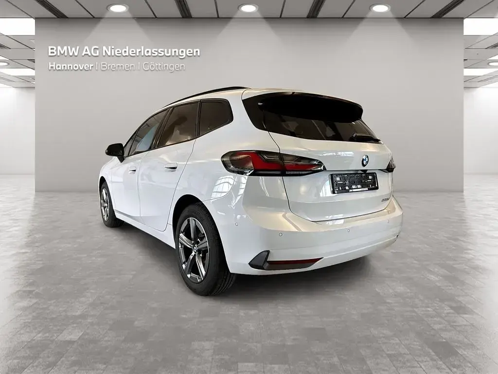 Gebraucht BMW 220 150 PS (110 kW) 2025 Weiß Van / Kleinbus