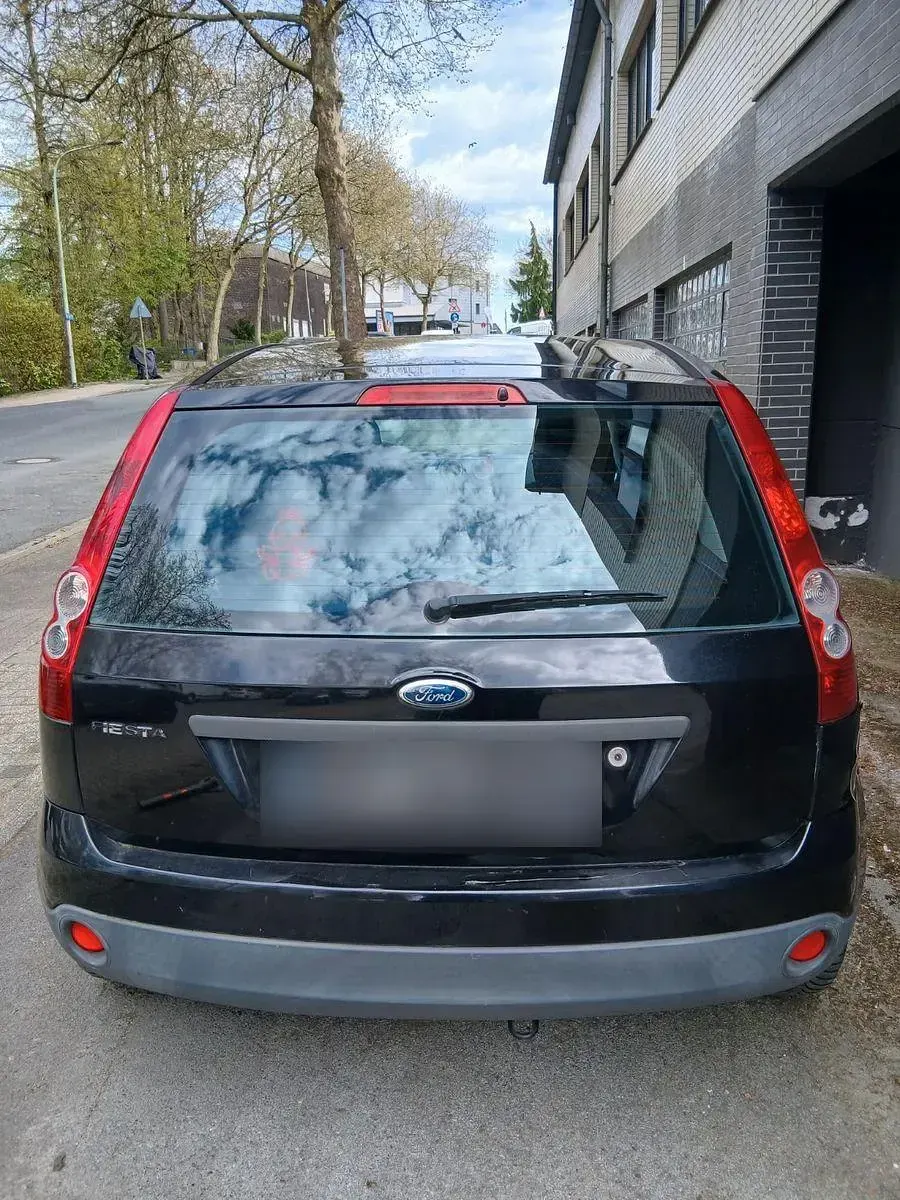 Używany Ford Fiesta 69 KM (50 kW) 2006 Niebieski Hatchback