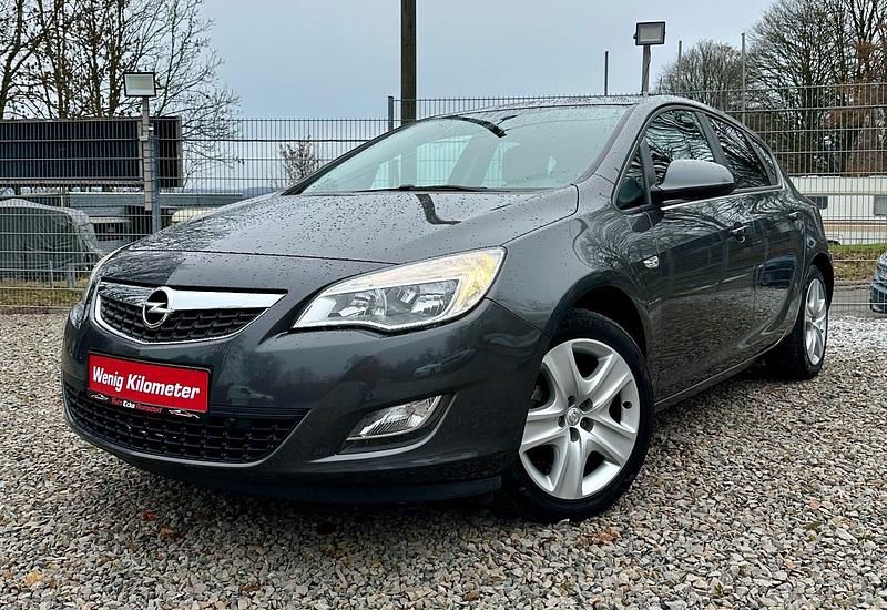 Gebraucht Opel Astra 140 PS (102 kW) 2011 Grau Limousine