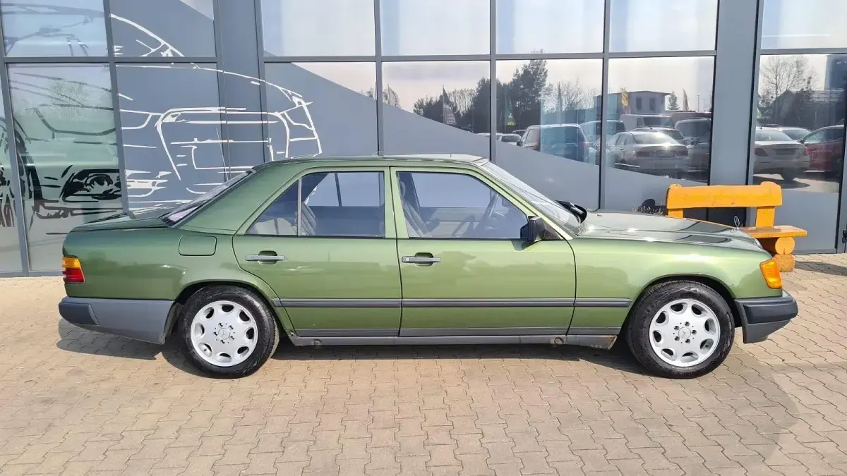 Używany Mercedes E200 109 KM (80 kW) 1986 Zielony Sedan/Limuzyna