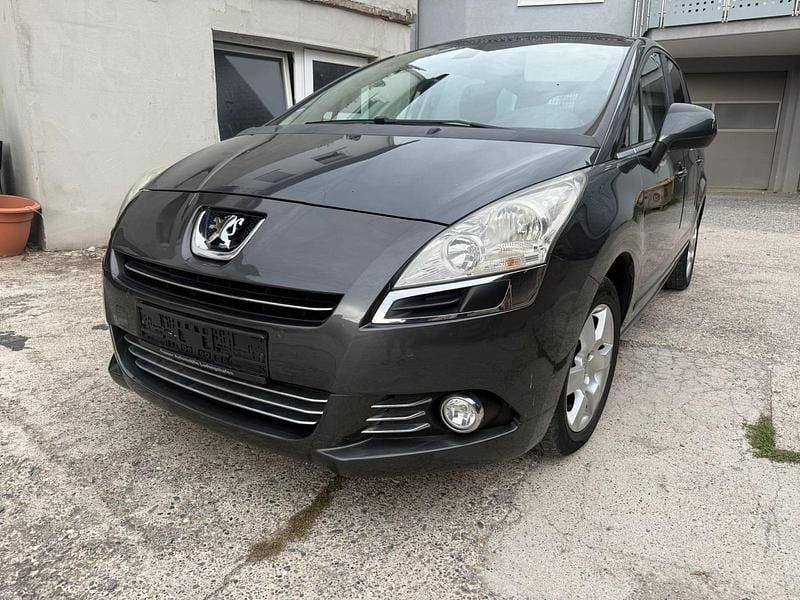 Grau Gebraucht 2010 Peugeot 5008 Van / Kleinbus | 3.599 € (Fairer Preis) - Bild 1/4