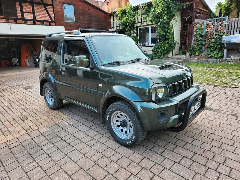 Grün Gebraucht 2016 Suzuki Jimny SUV | 17.750 € (Fairer Preis) - Bild 1/4
