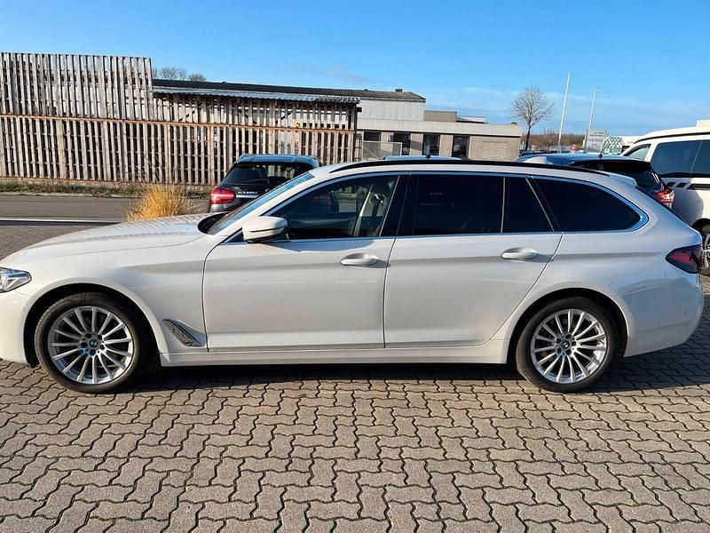 Weiß Gebraucht 2023 BMW 520 Performance Kombi | 35.000 € (Superpreis) - Bild 1/4