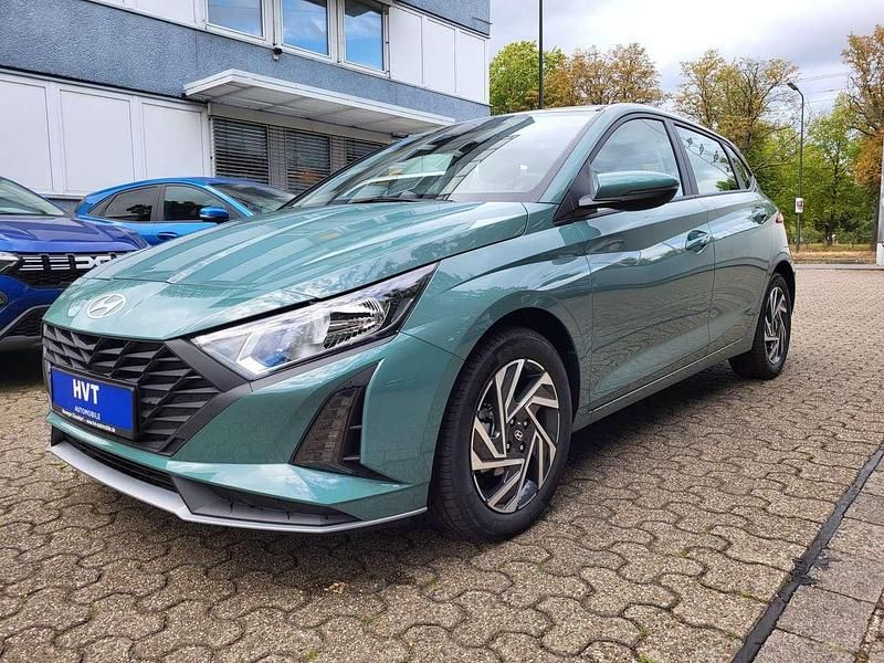 Mangrove green Neu 2025 Hyundai i20 Limousine | 16.980 € (Guter Preis) - Bild 1/3