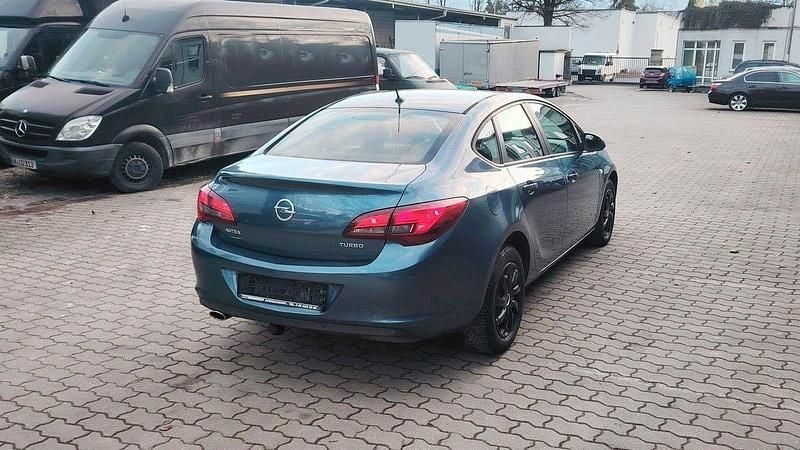 Gebraucht Opel Astra 140 PS (102 kW) 2013 Blau Limousine