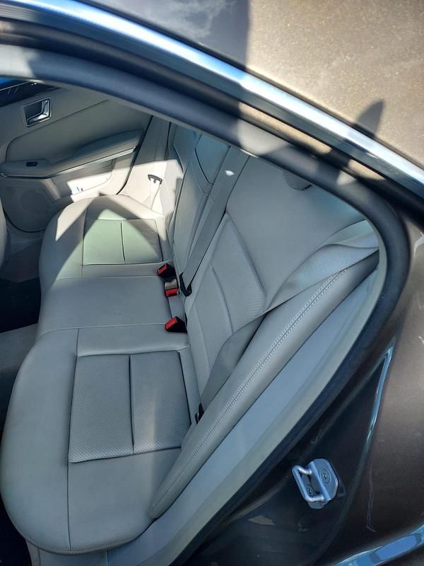 Second-hand Mercedes E200 136 CP (100 kW) 2011 Auriu Berlinǎ