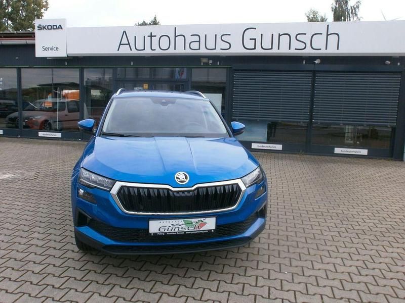 Blau Neu 2025 Skoda Karoq Selection SUV | 35.300 € (Etwas zu teuer) - Bild 1/4
