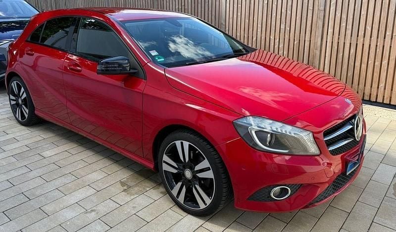 Rot Gebraucht 2014 Mercedes A180 Urban Limousine | 10.900 € (Guter Preis) - Bild 1/4