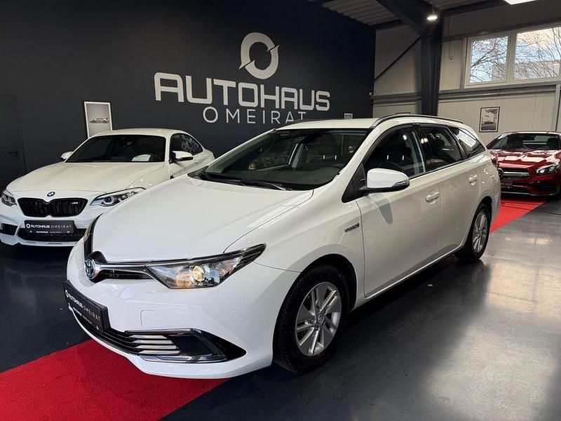 Weiß Gebraucht 2017 Toyota Auris Hybrid Limousine | 12.900 € (Fairer Preis) - Bild 1/4