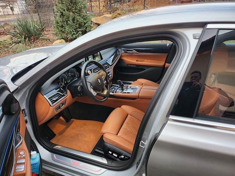Gebraucht BMW 750 449 PS (330 kW) 2017 Silber Limousine
