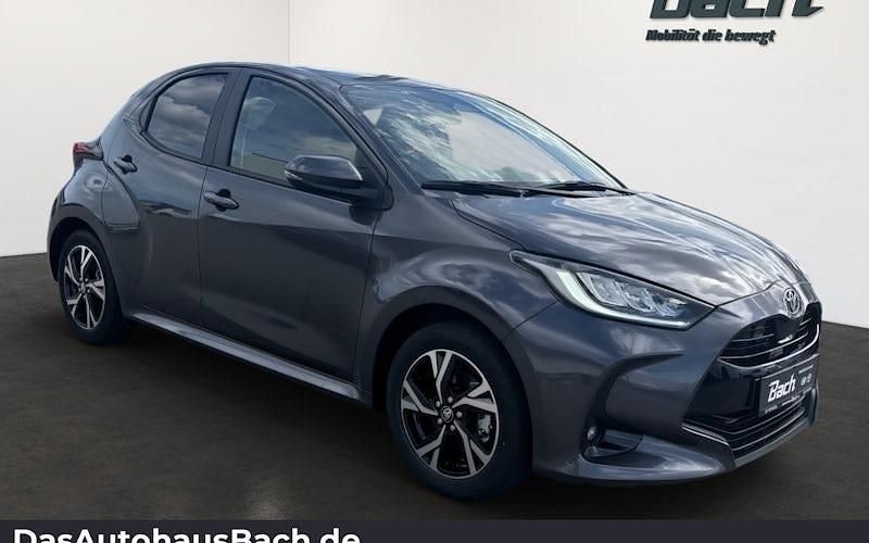Neu Toyota Yaris Hybrid 116 PS (85 kW) 2025 Grau Limousine